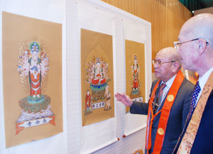 総会会場で本尊の仏画を見る各札所の住職たち